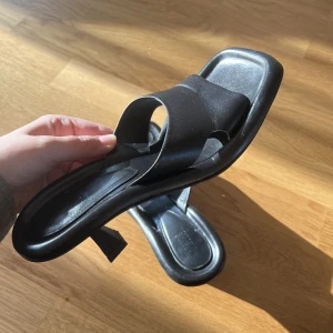 Zara Klackskor - Säljer klackar i storlek 38 från Zara. Endast använda 1 gång så de är i väldigt bra skick. Dem har ett märke i vänster sko (se bifogad bild).   Kan skicka fler bilder om det önskas! 