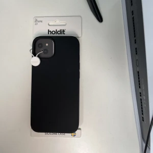 Holdit iPhone skal 13 - iPhone skalet är köpt ifrån Holdit hemsida inte för länge sedan. Men har inte kommit till användning just för råka köpa två. Den är helt oanvänd. Köpte den för 199kr men går alltid att diskutera om den nya priset. 