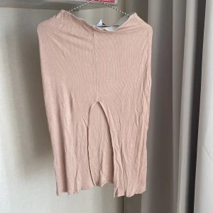 Kjol  - Gammelrosa kjol med slits ifrån Nelly i storlek S men passar mig som är M. Använd några enstaka gånger under åren.