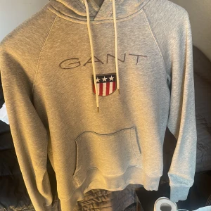 GANT Hoodie - Grå GANT hoodie i bra skick Skick: 7/10 Använd men inte jättemycket. Köpt för 1100kr  Strl: Medium