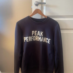 Peak Performance sweatshirt  - Sjukt skön Sweatshirt blå färg Strl: Small Bra skick men lite använd. Skick 8/10 Köpt för 1200kr Säljes för 300kr