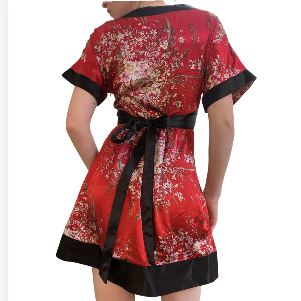 Älskar denna, såå fin röd blomsterklänning från Sydostasien. Dragkedja i sidan och band som knyts som rosett antingen fram eller bak. Perfekt skick och vintage!🍓🍓🌟. Klänningar.