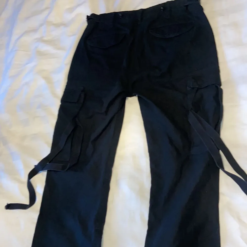 Byxorna är köpta för 600-700kr o är använda 2 gånger, köpte dessa för 1 år sedan. Fortfarande som nya byxor , säljer dessa för 500kr . Jeans & Byxor.