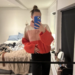 stickad tröja chiquelle - Säljer en jättemysig grovatickad polotröja från chiquelle i ONESIZE💞100kr + frakt!