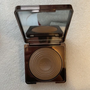 Caia  - Caia bronser i färgen la digue