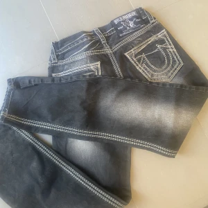True religion bukse - selger til høyeste bud💕kjøpt for 1200kr💕 lowwaist bukse i størrelse s i livet og m i beina