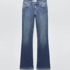 Zara bootcut jeans - de trendiga bootcut jeansen från zara med låg midja❣️ sparsamt använda 