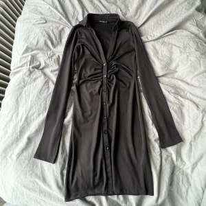 Svart festlig skjortklänning  - Säljer en superfin klänning från Nelly då den aldrig kommit till användning tyvärr. Den är slutsåld på hemsidan. För mer information eller bilder är det bara att höra av dig i chatten.🌼