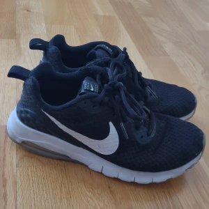 Nike air - Säljer ett par jättebekväma Nike Air i storlek 37,5. De är sönder vid sidorna (se sista bilden) och därav priset. Dock påverkar detta inte användningen. Skriv privat för fler bilder. Kan fraktas, men köparen står för frakten 🫶
