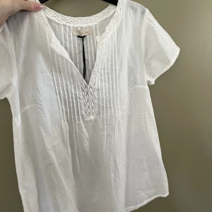 Blus  - Nypris 399kr  Lapp kvar  