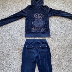 Juicy byxor  - Mörkblått sett från juicy, byxorna är i xs men passar även s, tröjan är en l men sitter som s. TRÖJAN SÅLD