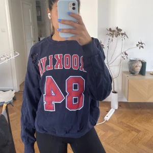 Tröja med tryck - Jätteskön tröja med tryck framtill. Det är även detaljer på tröjan som är i form av ”slitningar”.