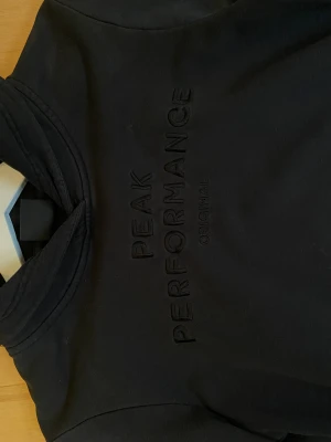 Peak hoodie - Svart peak performance hoodie i storlek 160, väl andvänd men inga defekter 💓Väldigt basic men välbehövlig, pris går såklart att diskutera💓Vill bli av med!!