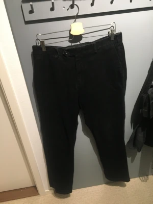 Loose Manchesterbyxor  - Jättefina loose Manchester byxor i oklar storlek. Så så sköna! Det står tyvärr inte varken storlek eller märke, därför sätter jag ett ganska lågt pris. Hör av er för mått eller frågor❤️❤️❤️❤️❤️❤️❤️❤️💝