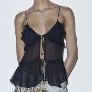 Zara topp - Säljer mitt trendiga och slutsålda zara linne! Lappen är kvar och helt oanvänt🖤storlek M men går att knyta så passar mig som är S