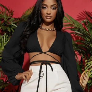 Topp - Svart festtopp! Aldrig använd, knytning runt midjan! Storlek M men i och med knytningen så passar den de flesta!