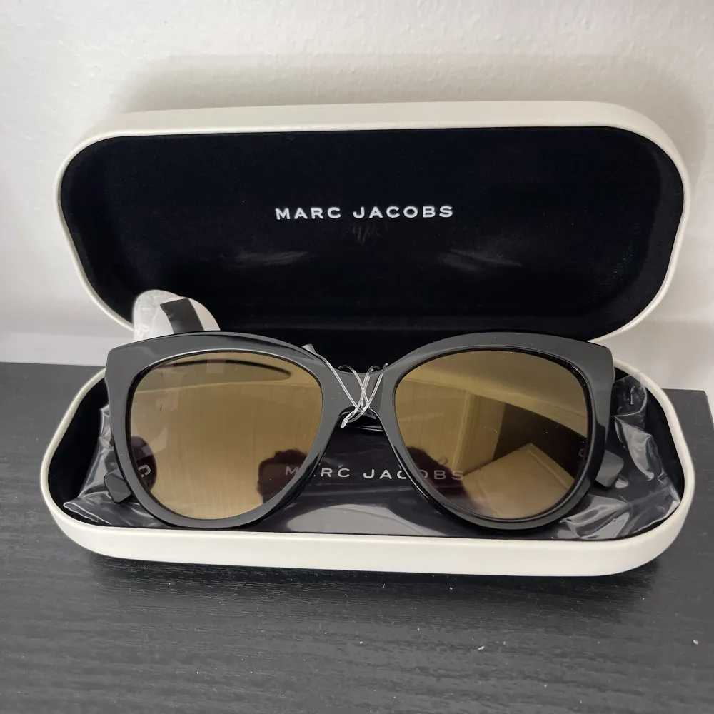 Solglasögon från Marc Jacobs som är oanvända. Fick de i present och de är inte min stilen på de.. Accessoarer.