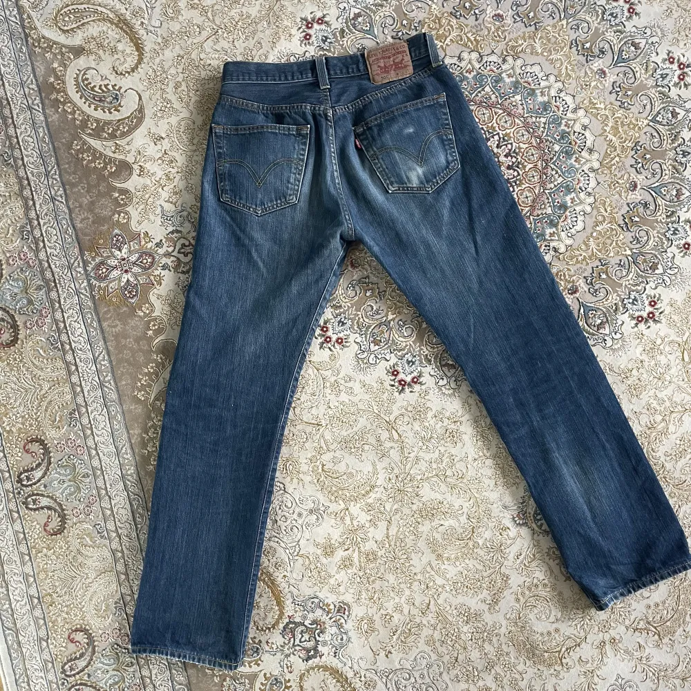 Begagnade mid waist raka levis jeans.  Storken: waist 32, length 32. Fint skick men tecken på användning. . Jeans & Byxor.