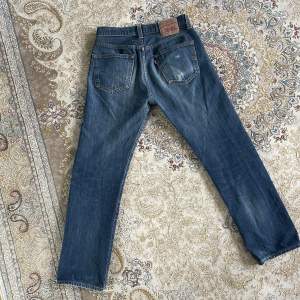 Begagnade mid waist raka levis jeans.  Storken: waist 32, length 32. Fint skick men tecken på användning. 
