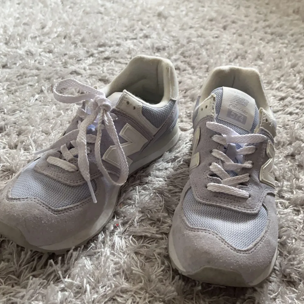 Säljer dessa skor från new balance, knappt använda och jättefina. Skor.