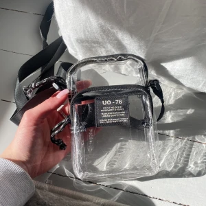 Axelremsväska från Urban Outfitters - Svart och genomskinlig axelremsväska från Urban Outfitters 