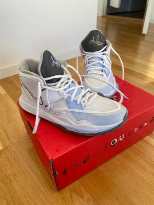 Kyrie infinity basketskor - Knappt använda. De är i toppskick. Nästan helt nya.