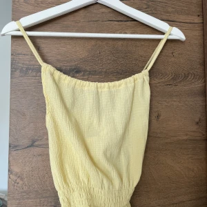 Gul topp - Söt liten sommar topp me korsad rygg, köpt på gina tricot i strl S