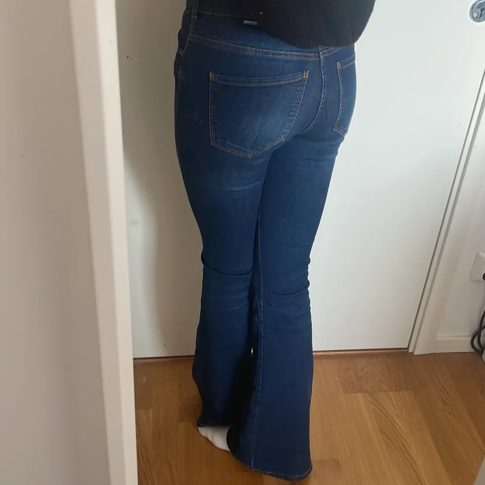 Ett par bootcut jeans i färg mörkblå. Dessa var några favvisar, bra längd, skön stretch, det är varken low eller high waist utan mittemellan.✨🙌 Säljer pga kommer inte till användning längre. Nypris: 600kr . Jeans & Byxor.