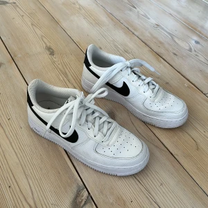 Nike AIR Force 1 - Säljer ett par Nike AIR Force 1 skor Endas andväbda ett fåtal gånger, nyskick  Storlek 39  Nypris 1349kr  Mitt pris 800kr  Finns i Landskrona, Glusmlöv  Men kan skickas mot att köparen står för frakten 