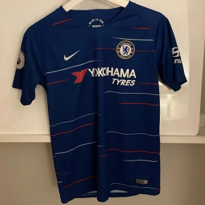 Chelsea matchtröja - Säsong 2018/19 Aldrig använd, skick 10/10,  Köpt på Stamford Bridge