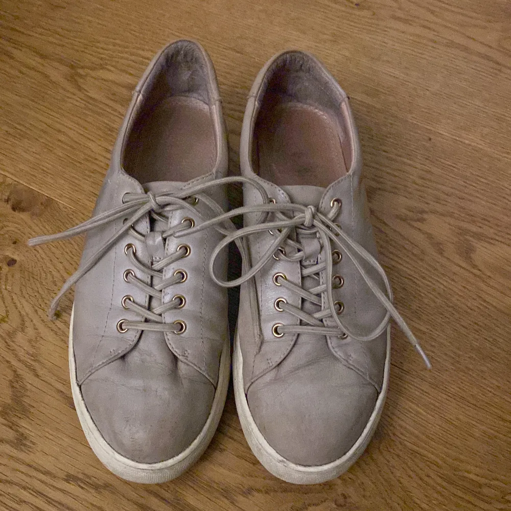 Ett par gamla skor i strl 40 som inte används längre. Skor.