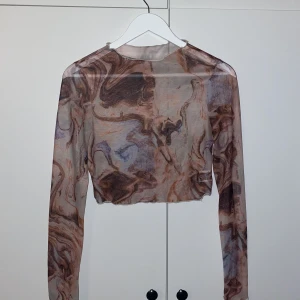 Topp - En långärmad topp som är i ett tunt material och är lite genomskinligt. Är i bra skick😊Köparen står för frakten!