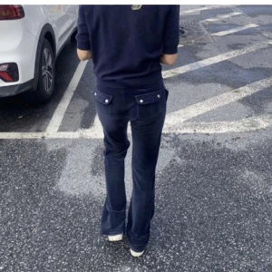 juicy couture - juicy couture byxor marinblåa. Stl S. Superbra sick☺️