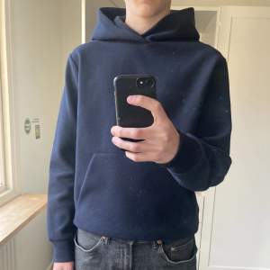 Marinblå hoodie från Mango i storlek S som inte används köpt för 599. Skick: 8,5/10  