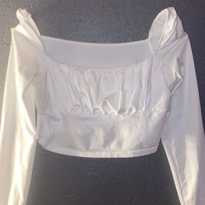 Vit topp - För liten runt bysten, väldigt skönt material. Pris kan diskuteras pga en fläck 