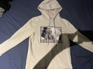 Limitato hoodie - En jätte fin limitato tröja med en bild på birgitte bardot. Tröjan är i nyskick och är endast använd ett fåtal gånger. Priset är inte hugget i sten så kom gärna med förslag. Box ingår såklart.