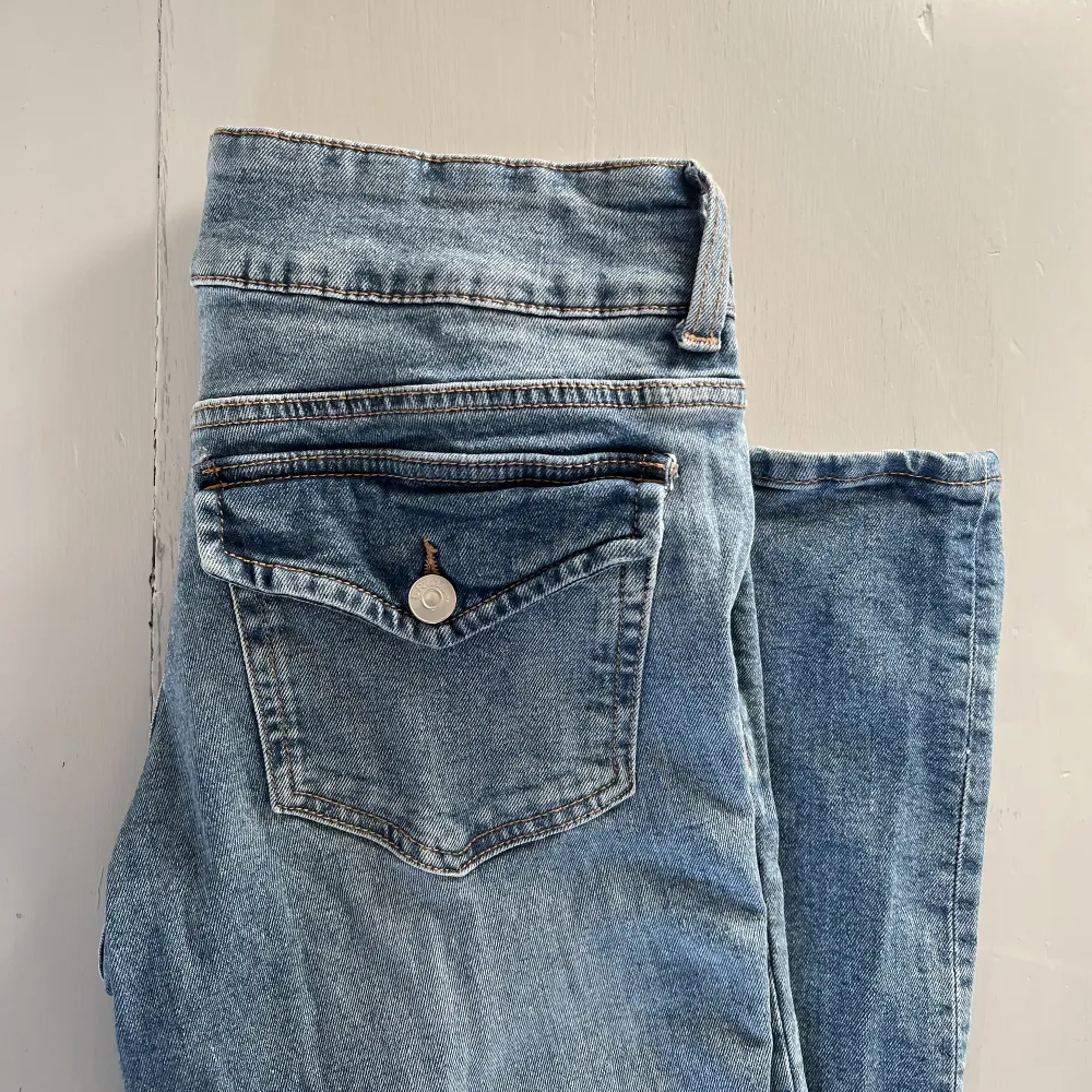 Säljer dessa lågmidjade jeans. Amerikansk storlek men sitter som S/M. De är i superfint skick.. Jeans & Byxor.