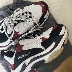 Balenciaga Triple S Sneakers - Vit/Svart/Röd - Använda en gång. I nytt skick.   Orginal pris 8700 SEK. 