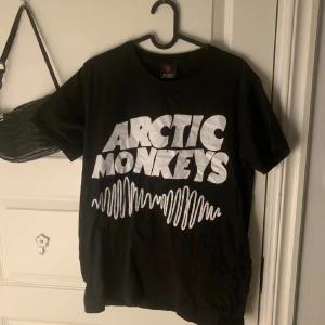 arctic monkeys t-shirt - väldigt bra skick! 🫶