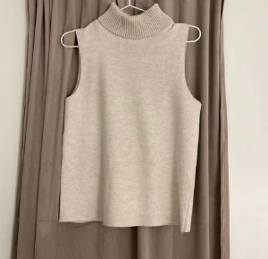 Zara träja - Säljer denna tröja eftersom den inte kommer till användning så ofta. Lite smink i kragen men gör såklart att tvätta bort. 