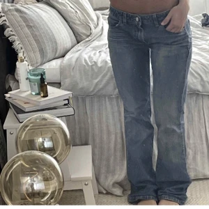 Blåa jeans  - Säljer dessa fina blåa jeans då de tyvärr inte kommer till användning längre💕 Byxorna är även slitna nertill därav priset