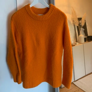 Stickad tröja HM  - Helt underbar stickad tröja från HM i orange. Alpacka blandning. Perfekt att slänga över klänningen nu när sommarvärmen inte riktigt nått oss ännu 😍