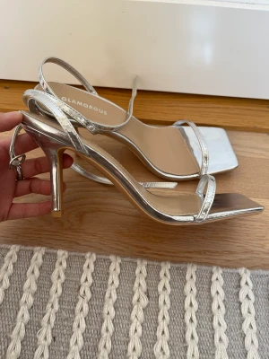 Klackskor - Säljer mina fina klackar som var tänkta till balen men som är för små på mig och fel färg till klänningen. Endast testade inomhus. Klack höjd 8-9cm💞💞