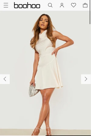 Studentklänning  - Säljer denna otroligt fina klänning som jag hade tänkt använda på min mottagning men hittade en annan, klänningen är helt oanvänd med lapp kvar!! 