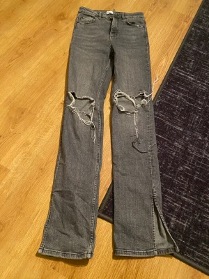 Zara jeans  - Spruckit vid håller se bilden Men annars bra skick  