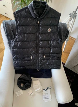Moncler - Säljer min momcler väst använd många gånger äkta fast priset diskuteras vid snabb affär