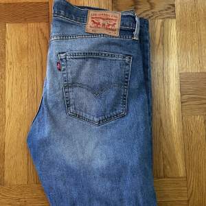 Levis jeans som har använts 1-2 gånger, det finns inga defekter och det är en fin passform. Köparen står för frakten⭐️