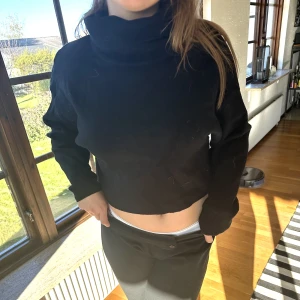 Svart polo tröja  - Fin tröja från Gina, använd och lite nopprig men annars bra skick!!