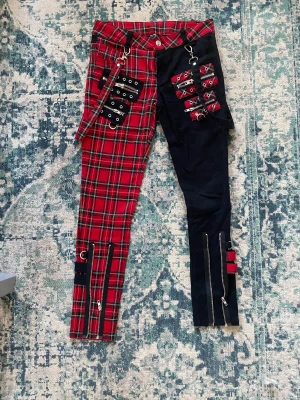 Banned Alternative byxor - snygga röda och svarta byxor, har endast haft på en eller två gånger