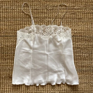 Vitt linne  - Fint skimrande linne 🤍 I nyskick ✨